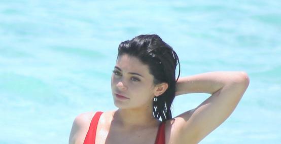 Kylie Jenner ponętnie w czerwieni na plaży